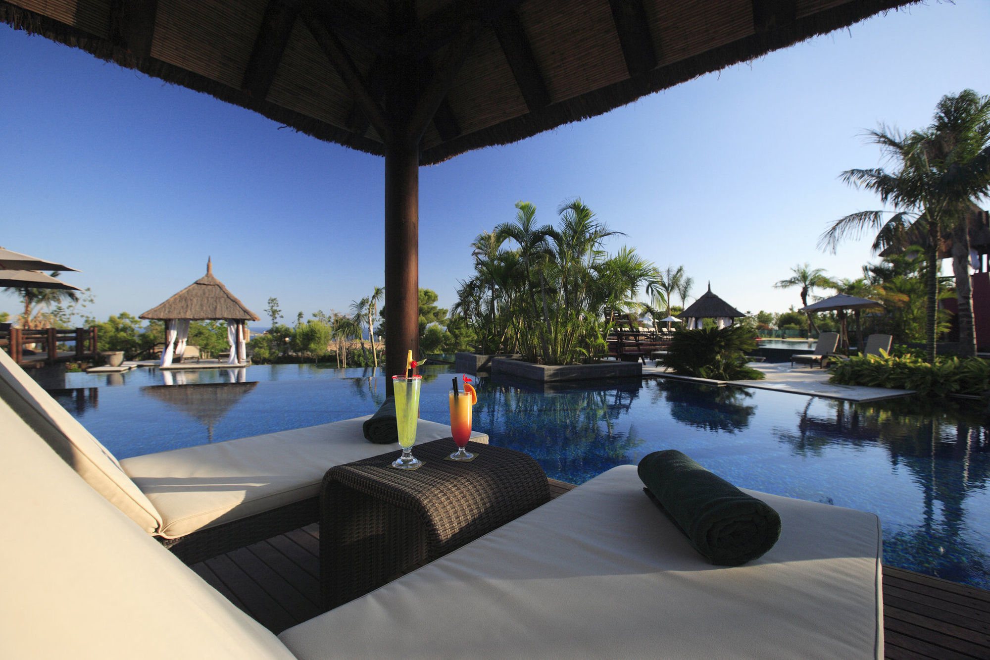 Asia Gardens Hotel & Thai Spa, A Royal Hideaway Hotel Finestrat Facilidades foto The pool at the resort