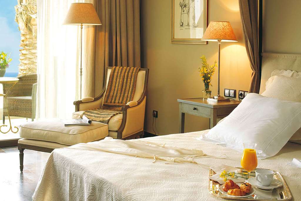 Asia Gardens Hotel & Thai Spa, A Royal Hideaway Hotel Finestrat Quarto foto A room at the hotel
