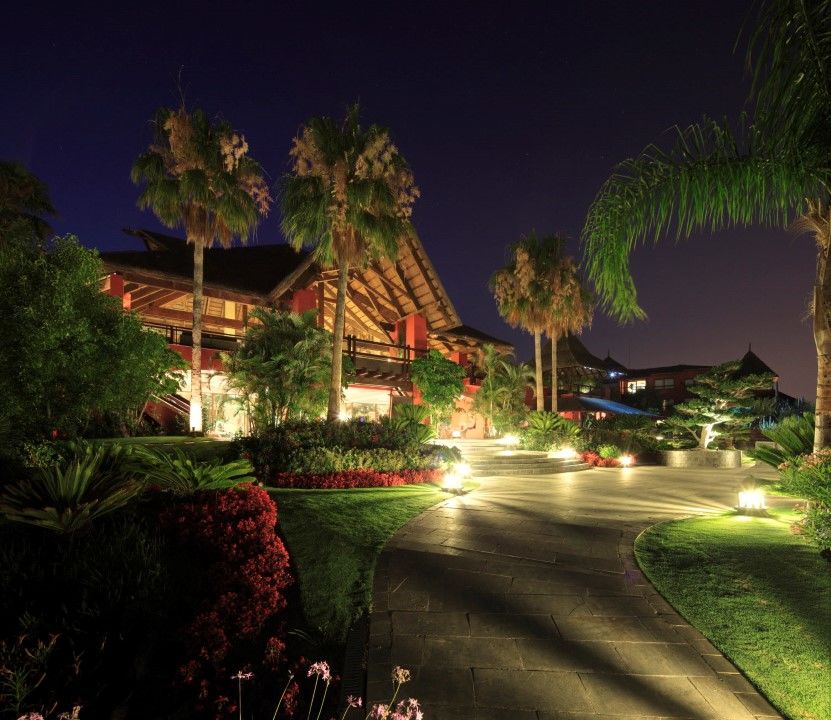 Asia Gardens Hotel & Thai Spa, A Royal Hideaway Hotel Finestrat Exterior foto The resort at night