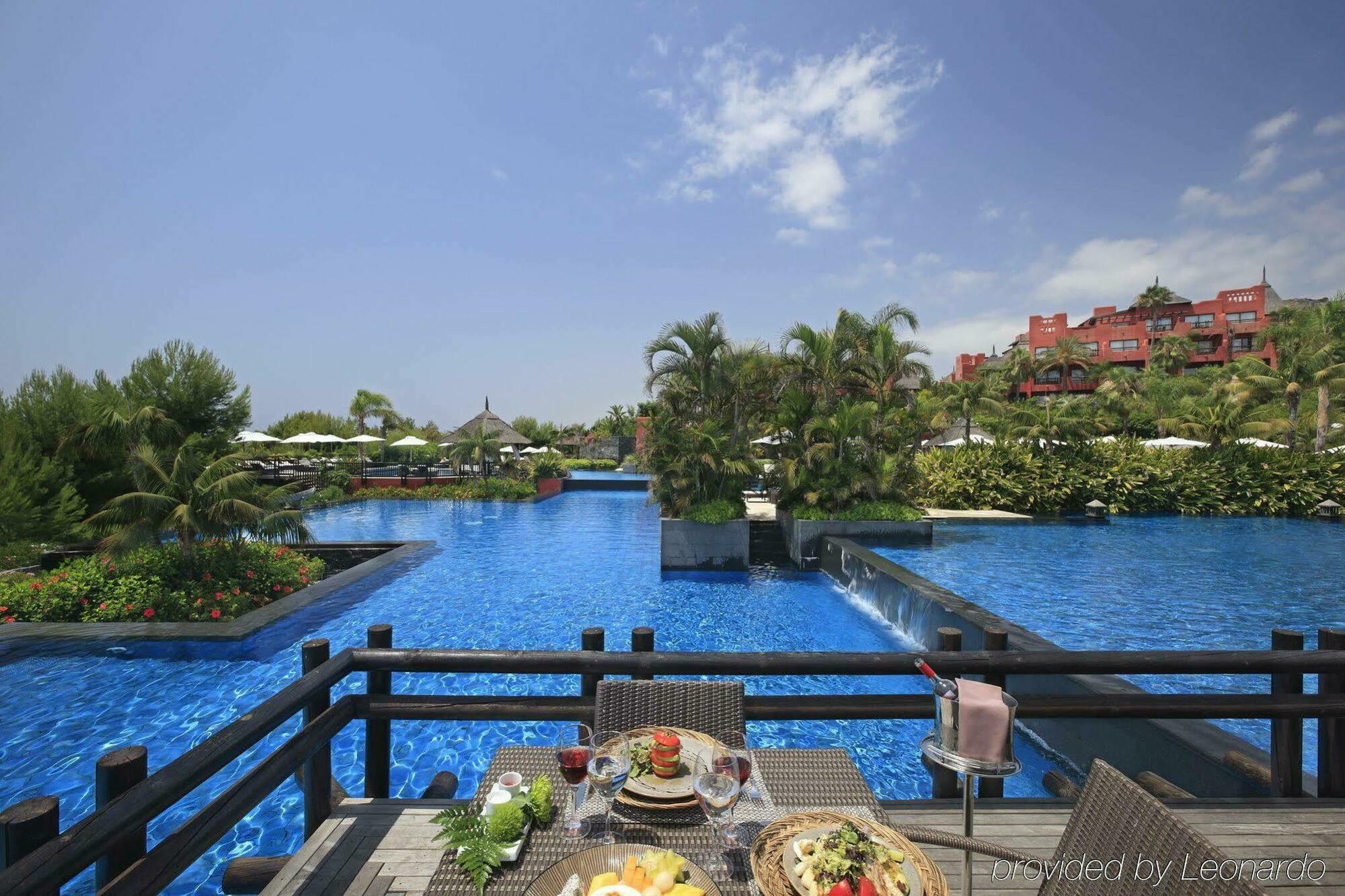 Asia Gardens Hotel & Thai Spa, A Royal Hideaway Hotel Finestrat Facilidades foto The pool at the Kempinski, Muscat